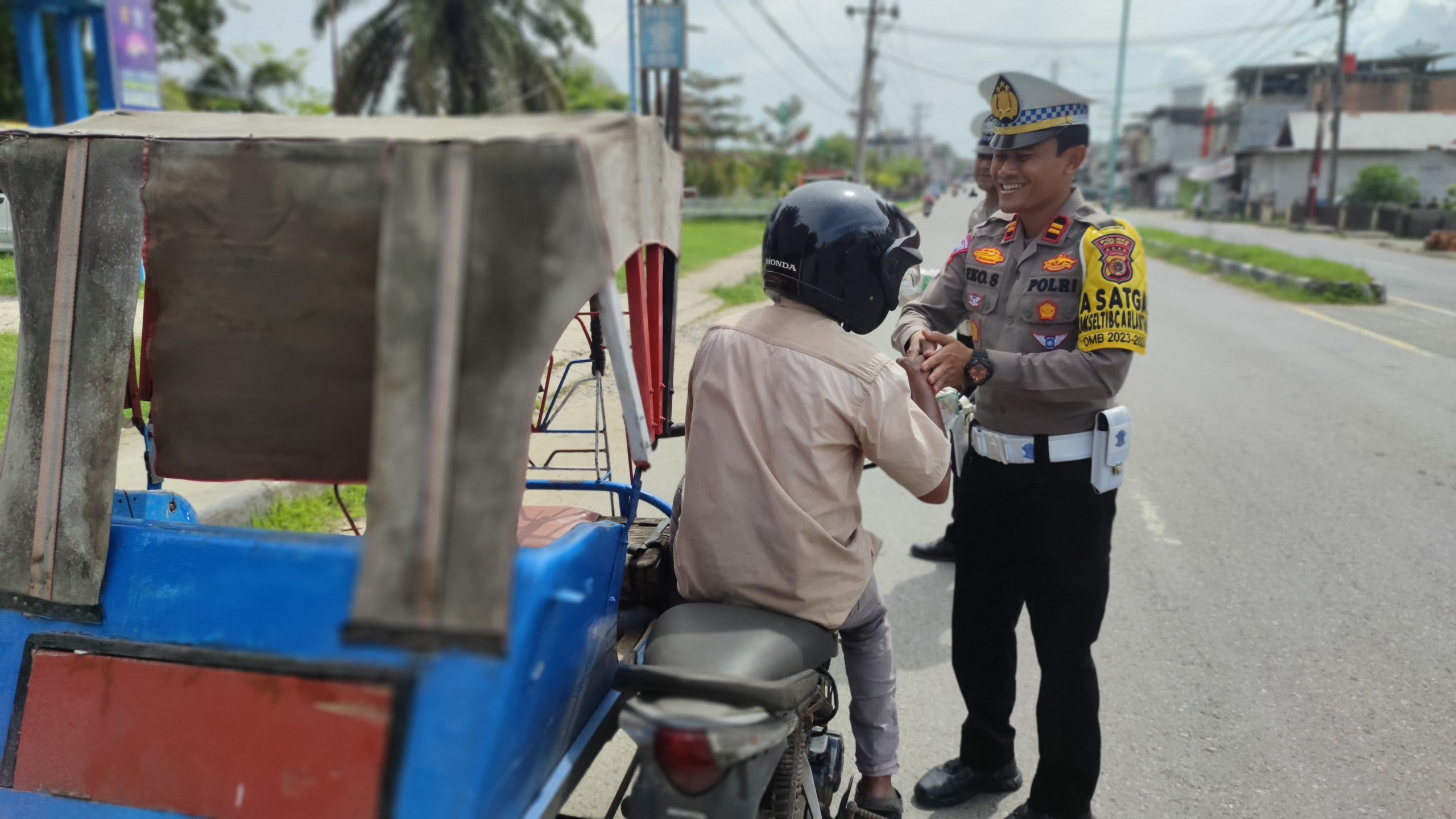 Jumat Berkah, Satlantas Polres Aceh Timur Berbagi Nasi Kotak Kepada Pengguna Jalan