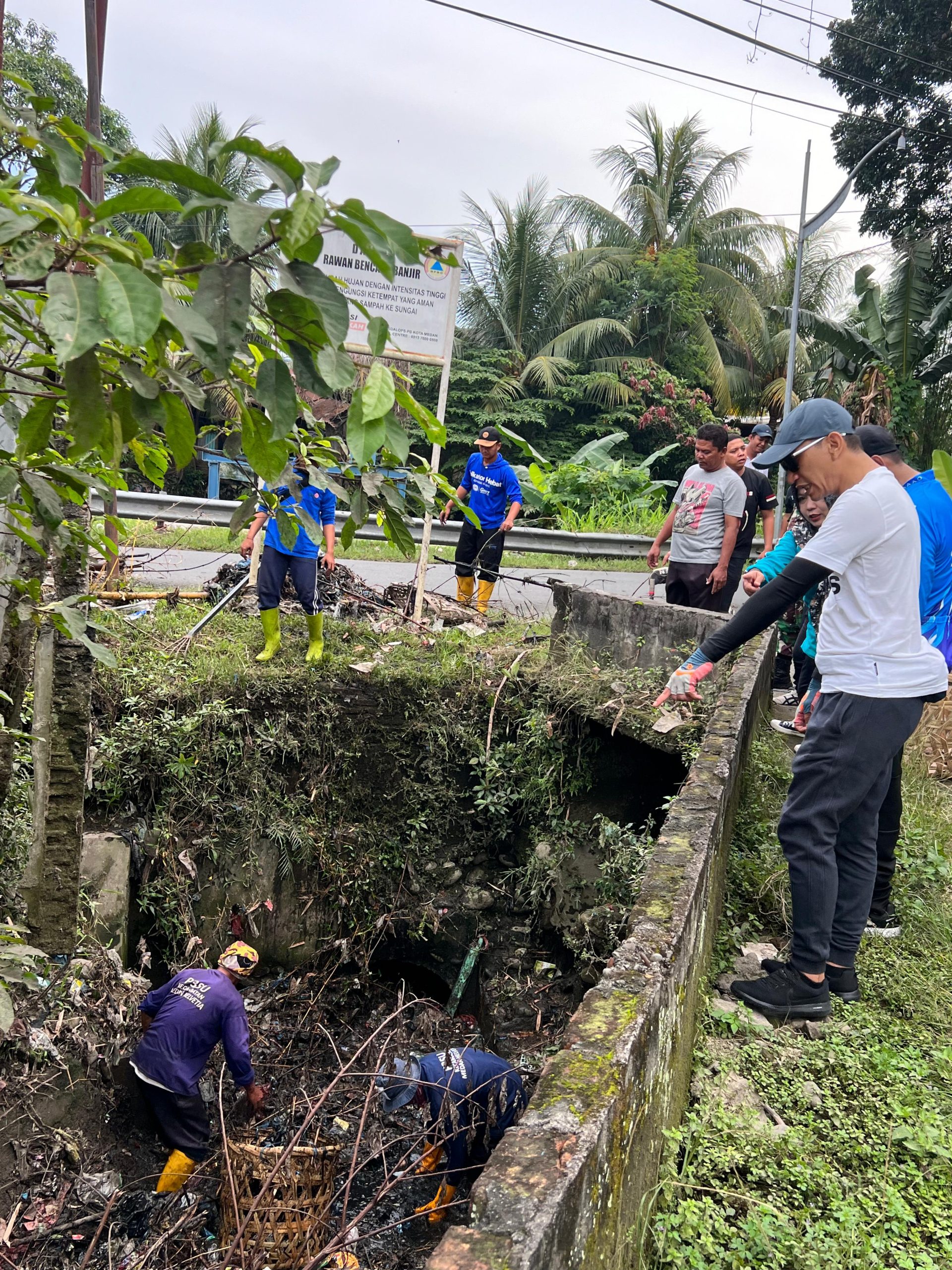 Bersama Masyarakat, Jajaran Kelurahan Sei Sikambing C II Gotong Royong Membersihkan Drainase Yang Bertumpuk Sampah