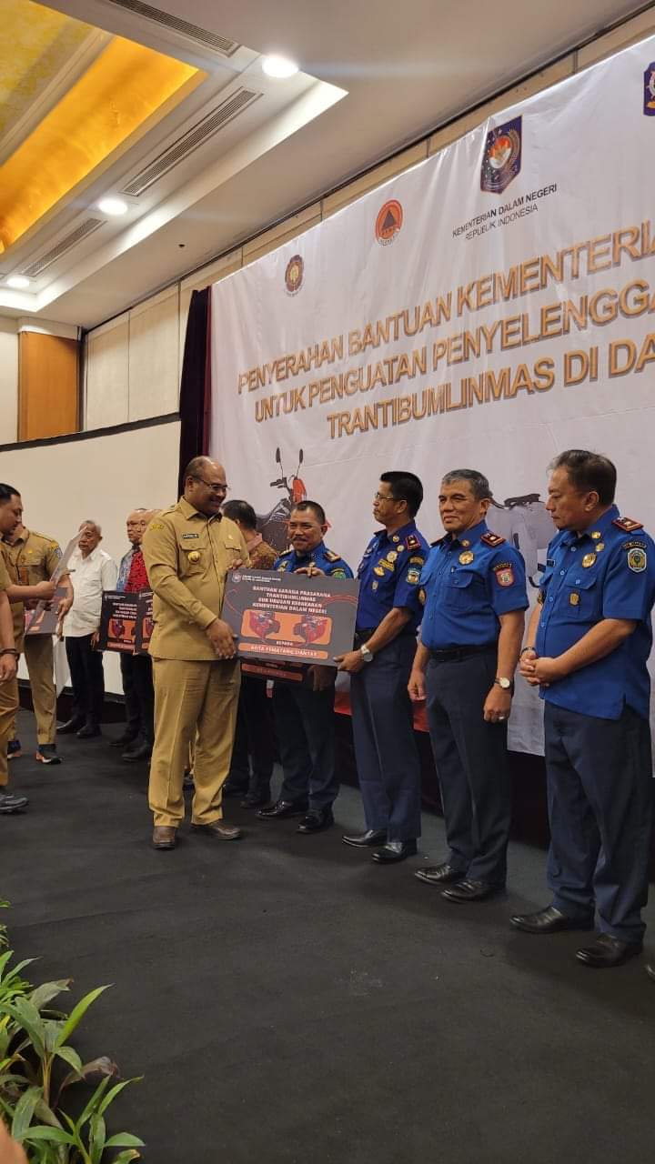 Dinas Pemadam Kebakaran dan Penyelamatan Kota Pematang Siantar Terima Hibah 1 Unit Portable Fire Pump dari Kemendagri