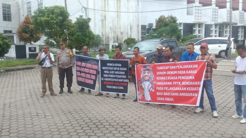 LSM Gebrak Sriwijaya Gelar Aksi Demo di Depan Kantor Inspektorat Muba