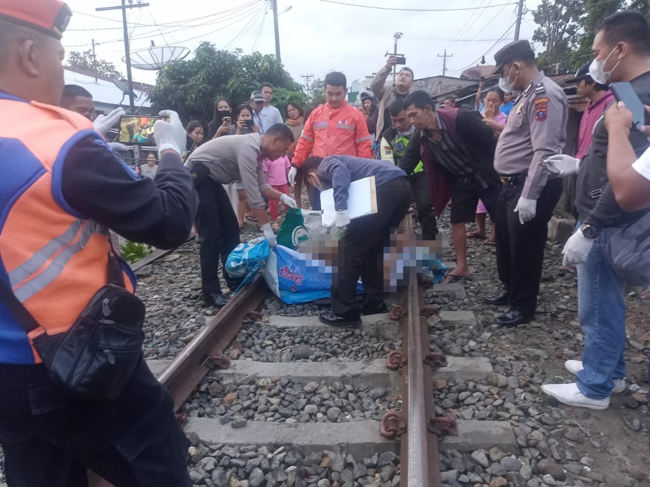 Polsek Siantar Martoba Bantu Evakuasi Jasad Pria Korban Tertabrak Kereta Api Barang