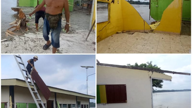 Rumah Warga Desa Danau Baru Inhu Ambruk ke Sungai, Warga Langsung Berjibaku Selamatkan Sisa Bangunan