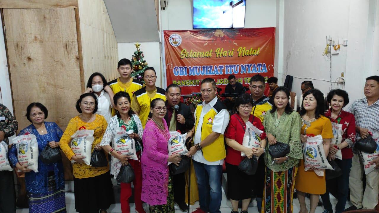 Ketua Permabudhi Sumut Gelar Baksos Berbagi Kasih Bagikan 75 Paket Sembako di Perayaan Hari Natal GBI ‘Mujizat Itu Nyata’