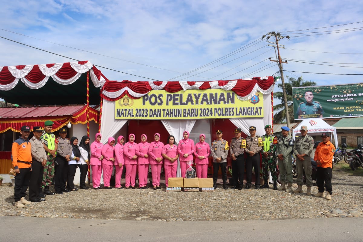 Kapolres dan Ketua Bhayangkari Cabang Langkat berikan bingkisan kepada petugas POS YAN LILIN 2023