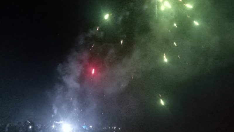 Malam Pergantian Tahun Baru, Kembang Api Warnai Langit Pantai Merdeka “Kampung Kito”