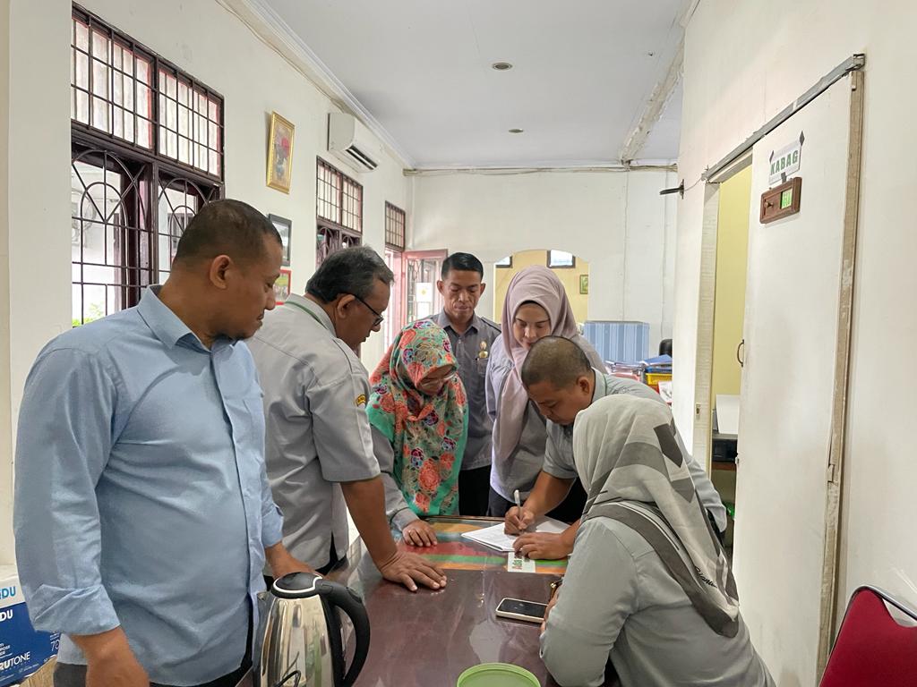 Dirut PUD Pasar Sidak Disiplin Pegawai di Hari Pertama Masuk Kerja Tahun 2024