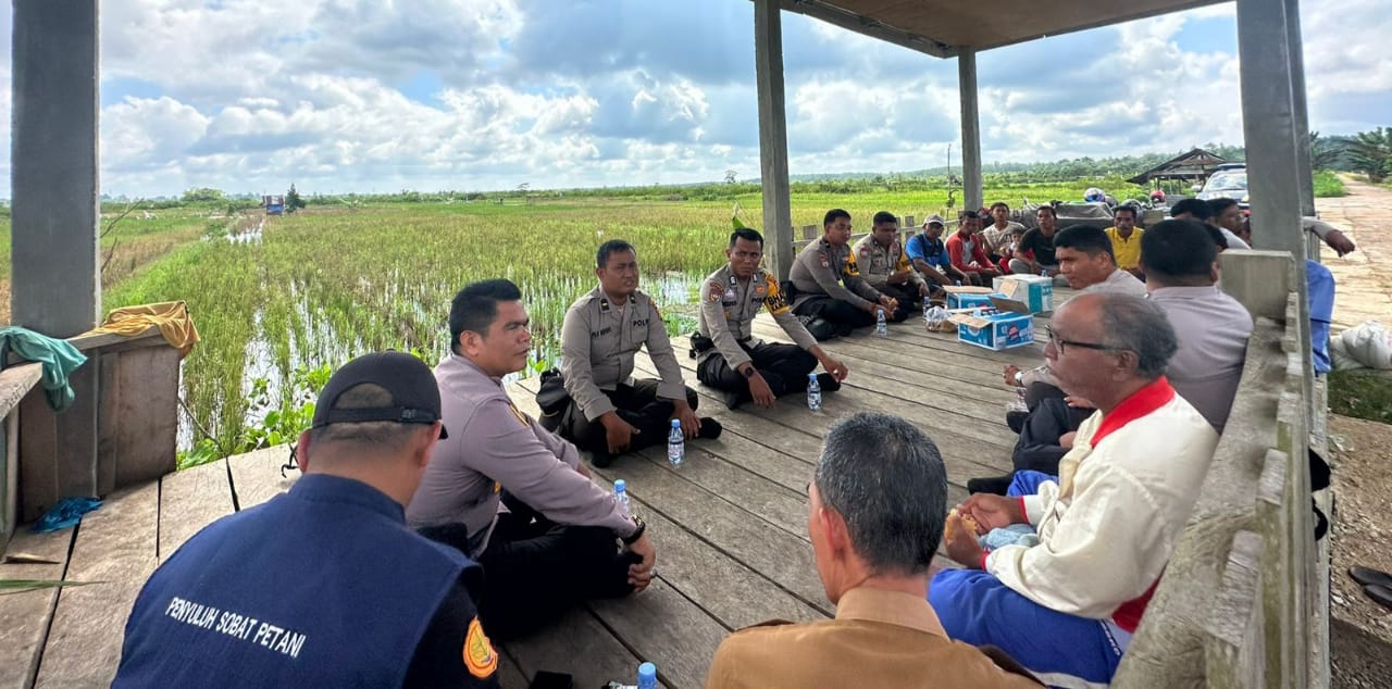 Polsek Kelayang Inhu Edukasi Pemilu Damai dan Salurkan Bansos Untuk Poktan di Rakit Kulim 