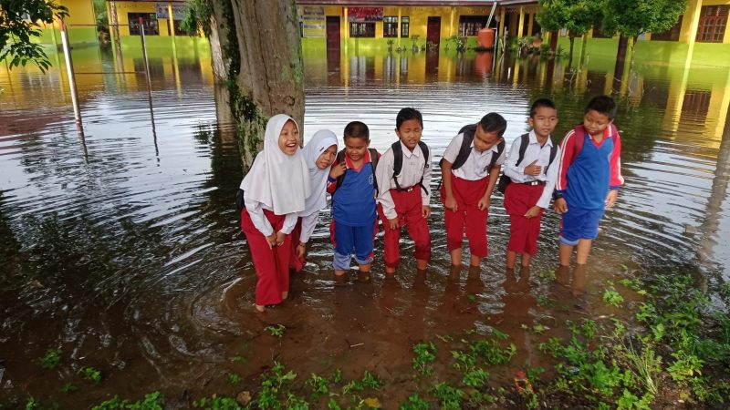 Meluap, 28 Desa Inhu Kena Banjir, Warga Mengungsi dan Anak Sekolah SDN 06 Desa Redang Tak Bisa Belajar