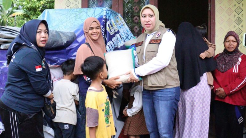 Bupati Inhu Salurkan Bantuan Sembako Untuk Warga Korban Banjir