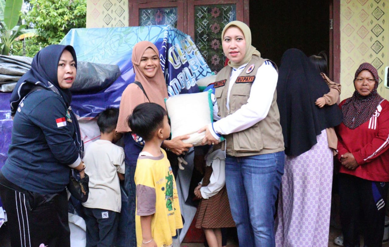 Bupati Inhu Salurkan Bantuan Sembako Untuk Warga Korban Banjir