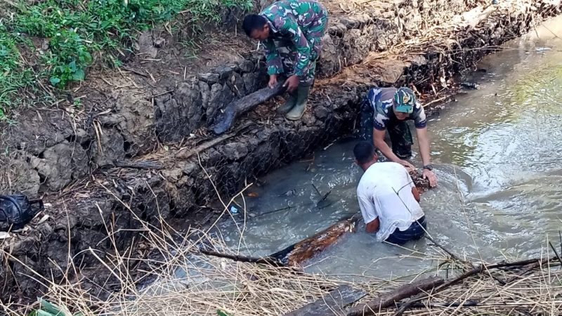 Koramil 21/Blang Bintang bersama Masyarakat Antisipasi Banjir dengan Aksi Bersih Saluran Air