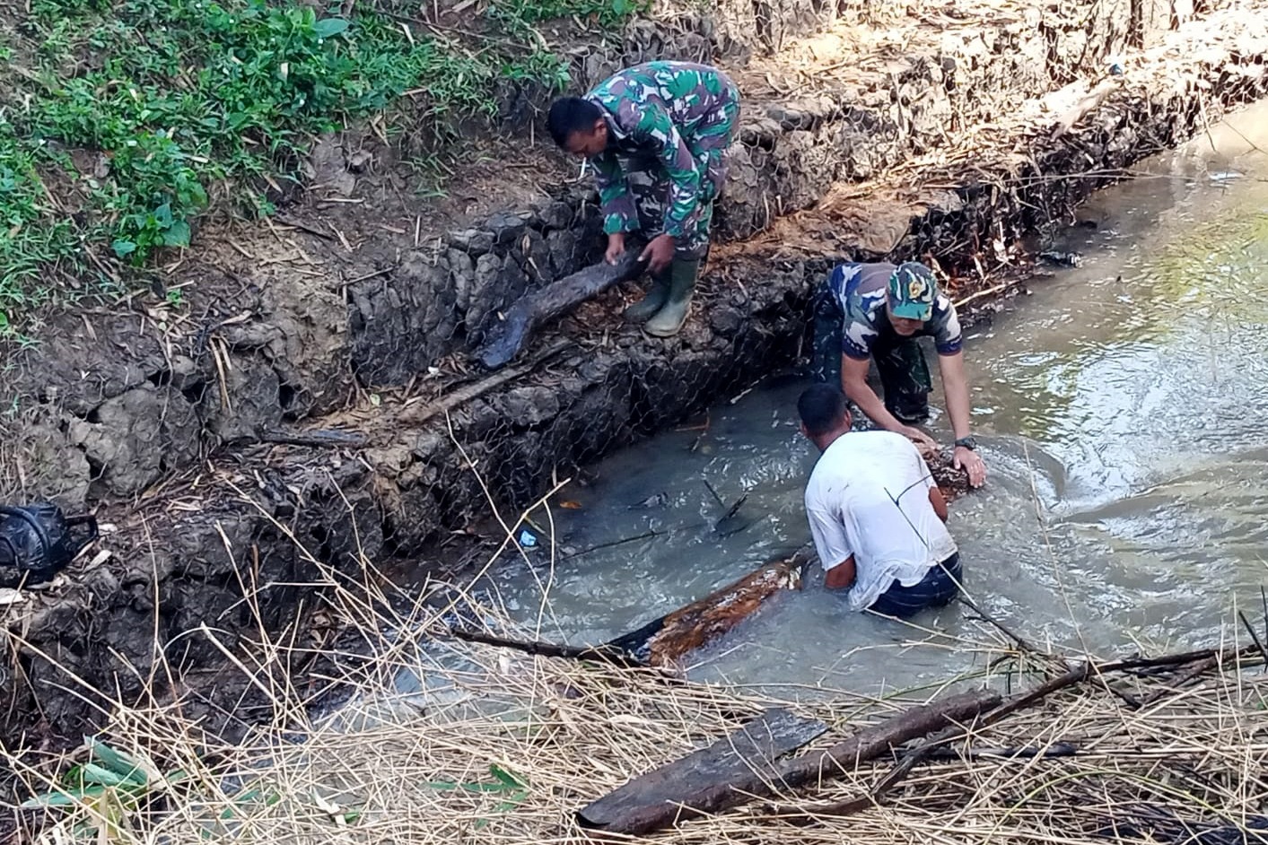 Koramil 21/Blang Bintang bersama Masyarakat Antisipasi Banjir dengan Aksi Bersih Saluran Air