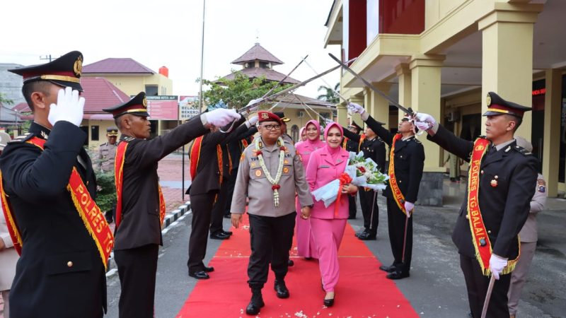 Tradisi Pedang Pora Lepas Pejabat Lama Kapolres Tanjung Balai beserta Istri