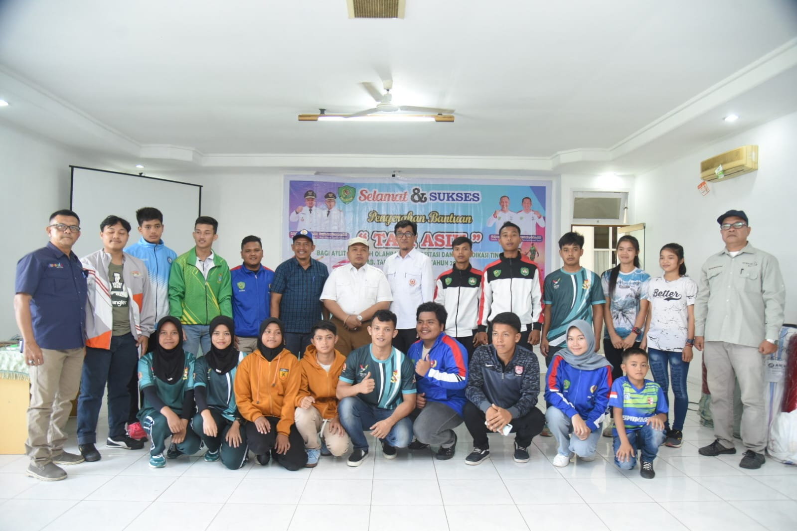 Bupati Tapsel Beri Tali Asih Kepada Atlit Berprestasi