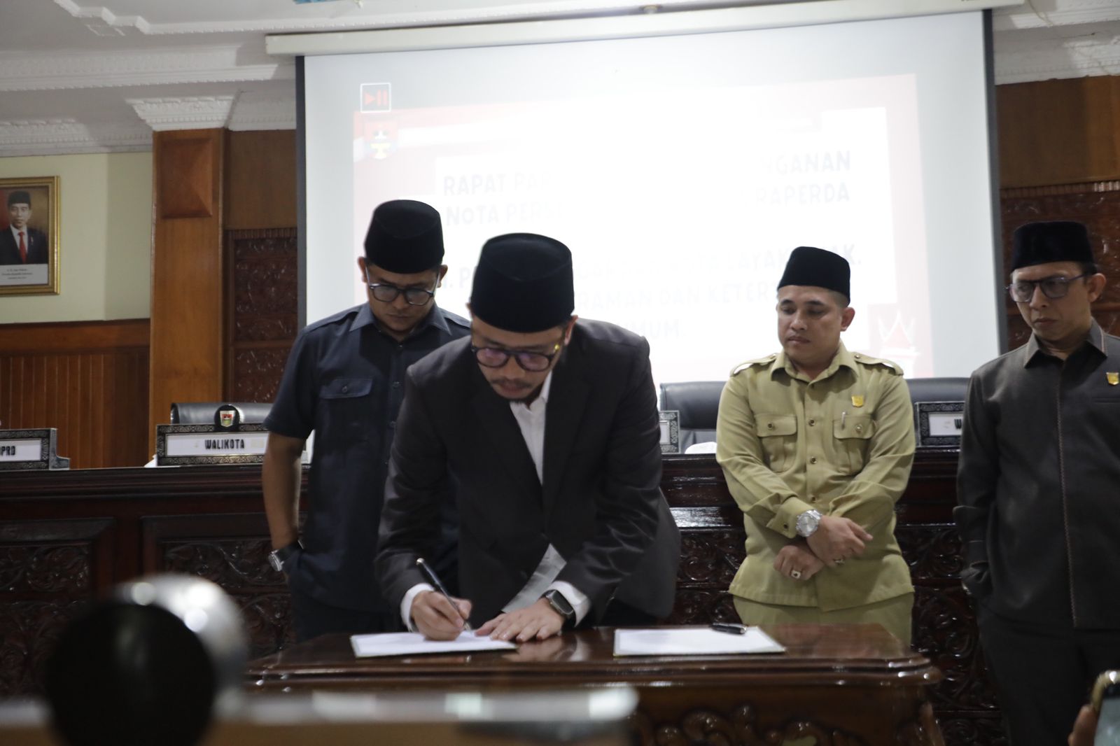 Wako Bukittinggi Tandatangani Persetujuan Ranperda