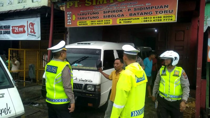 Optimalkan Terminal Amplas, Polisi Menertibkan Angkutan Umum Mangkal di Jalan SM Raja