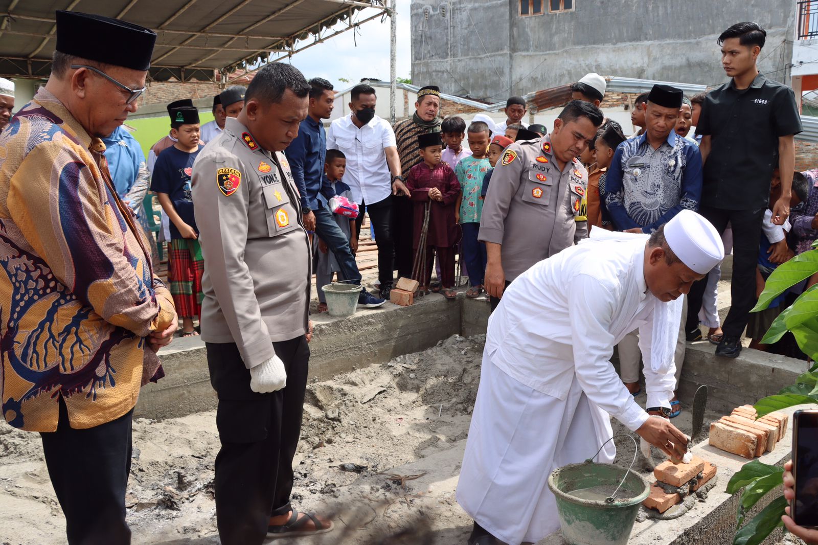 Polres Tanjung Balai Berikan 100 Sak Semen Dalam Peletakan Batu Pertama