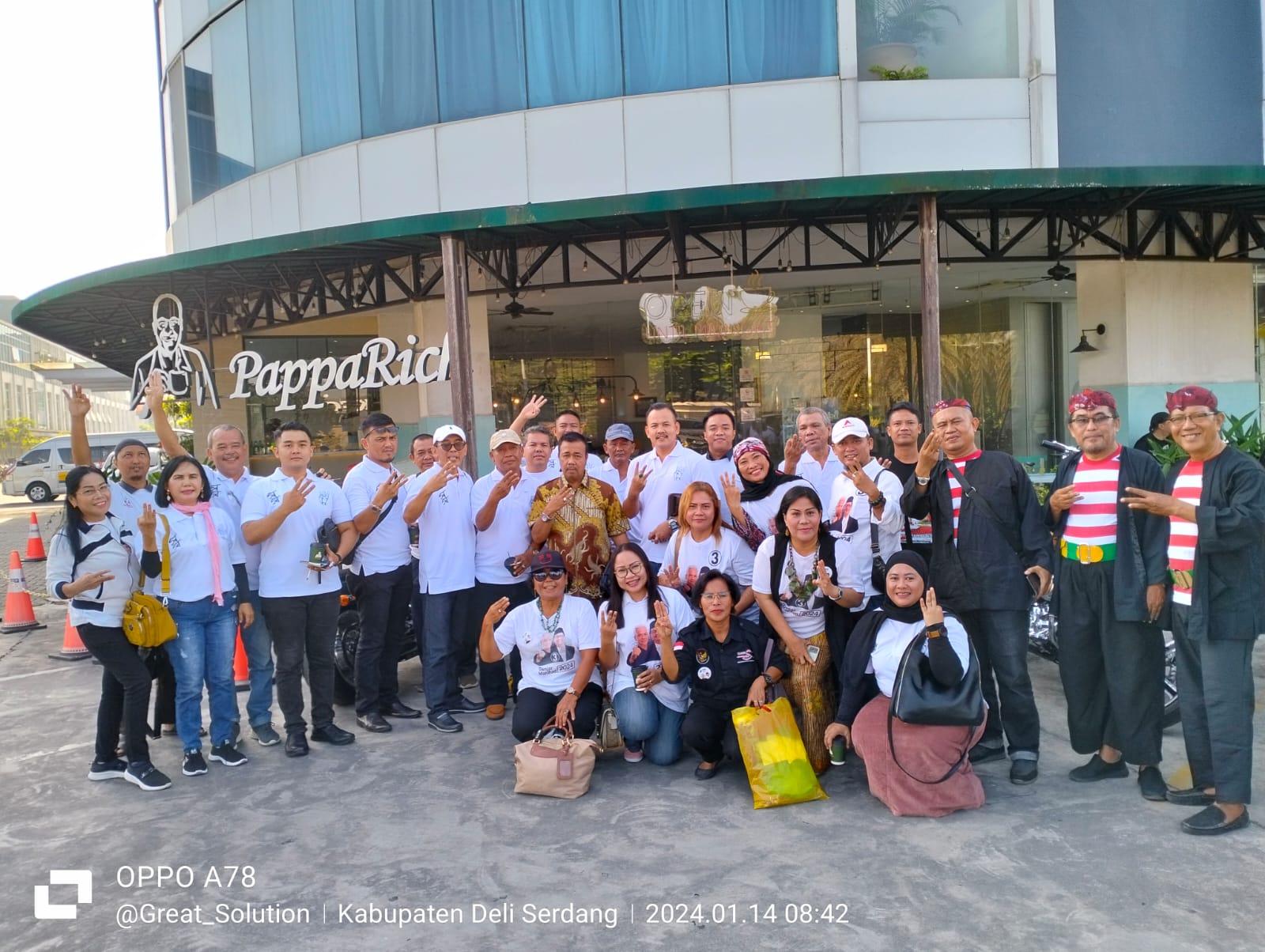 Rombongan Sahabat Mahfud Sumut Jemput Kedatangan Cawapres Mahfud MD di Kuala Namo