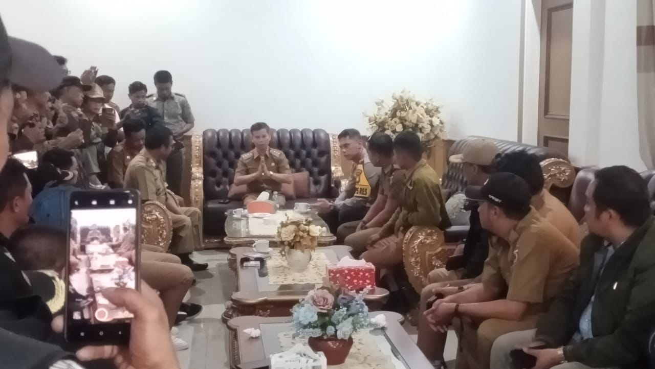 Sikapi Tuntutan Aksi Kades bersama Perangkat Desa, Pj Bupati Mamasa Berkomitmen Membayar Siltap Desa 2023