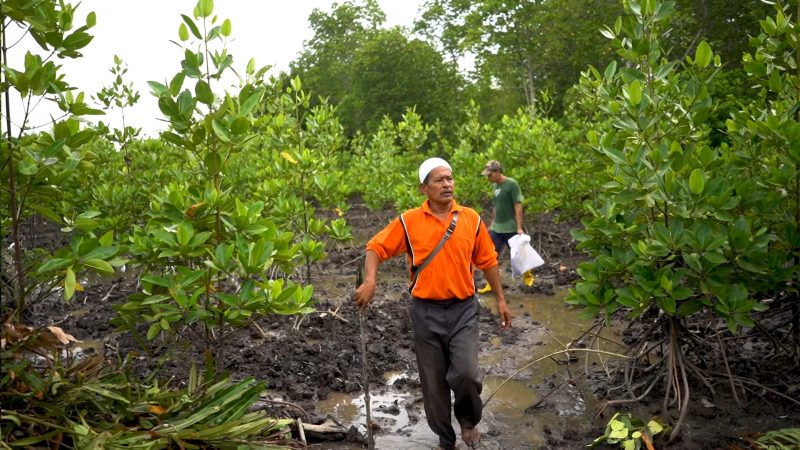 Bersama INALUM Berbakti Untuk Pantai Sejarah Azizi Mendapat Sebutan Local Hero INALUM