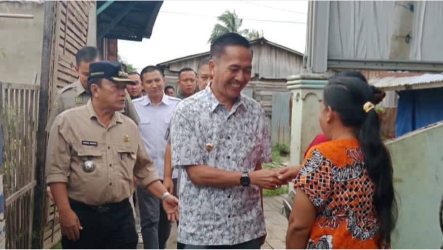 Camat Bersama Sekcam Kertapati Dampingi Pj Walikota Palembang Resmikan Bedah Rumah Di Kelurahan Ogan Baru