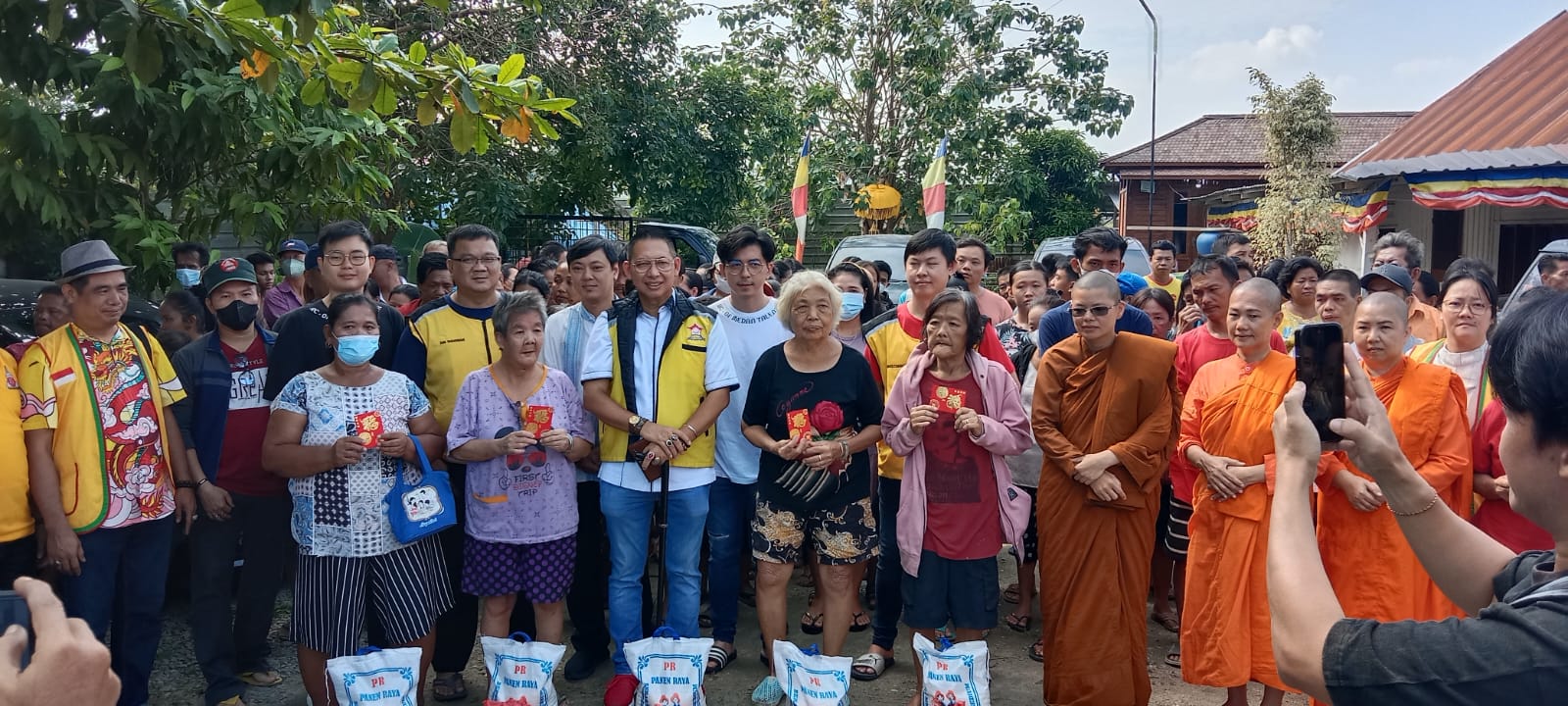 Menyambut Imlek, Permabudhi Sumatera Utara dan Rotary Club Bagi Baksos Terhadap 200 KK di Kota Bangun