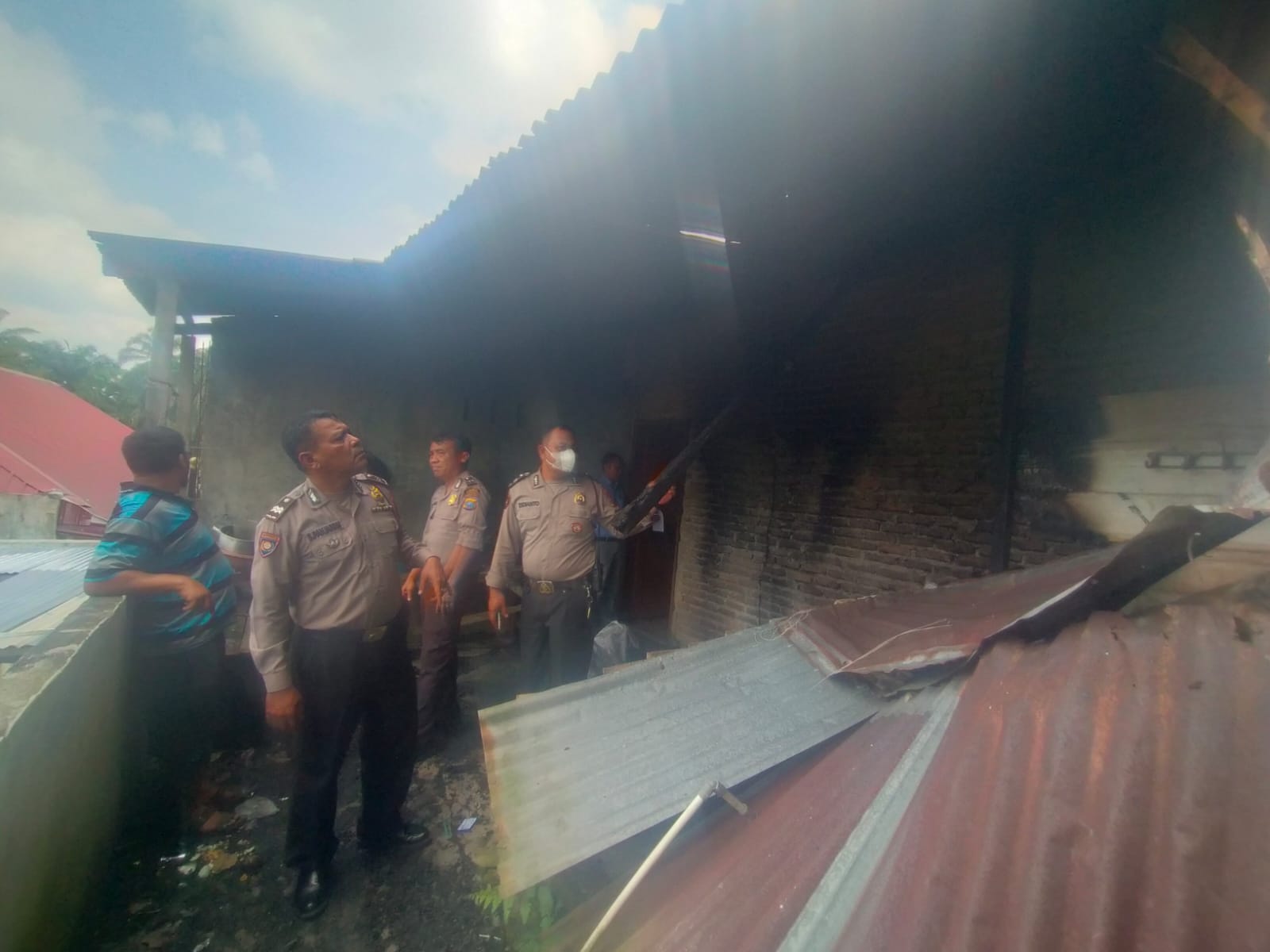 Kebakaran Rumah Terjadi di Jalan Bunga Lawang, Polsek Siantar Marihat Turun Lakukan Olah TKP