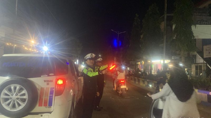 Cegah Pelanggaran Personel Sat Lantas Polres Tanjung Balai Laksanakan Blue Light Patrol