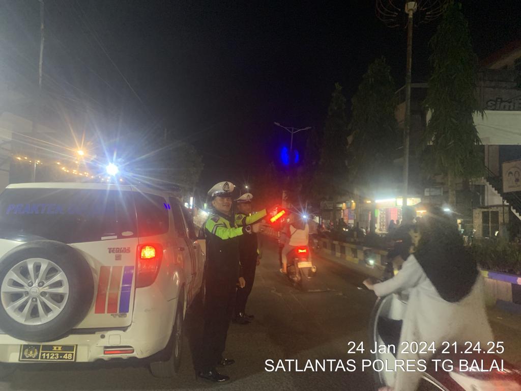Cegah Pelanggaran Personel Sat Lantas Polres Tanjung Balai Laksanakan Blue Light Patrol