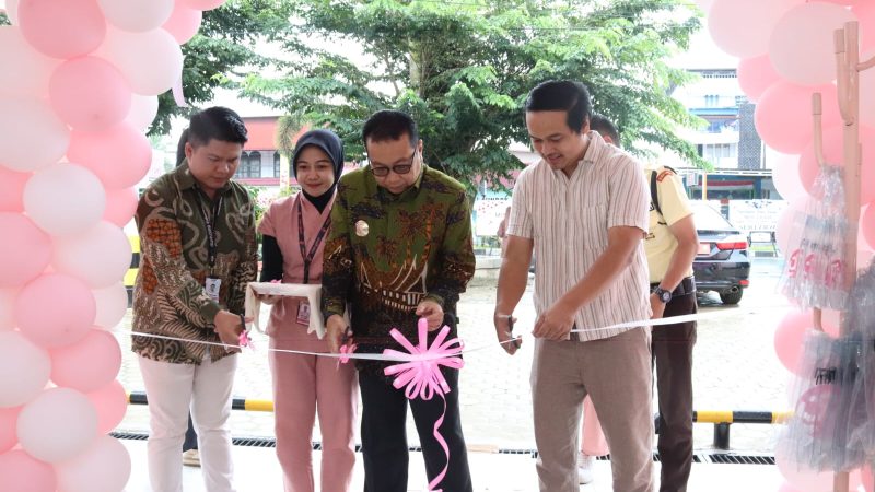 Ditandai Pemotongan Pita, Pj Wali Kota Payakumbuh Resmikan Toko Kosmetik Ternama di Indonesia