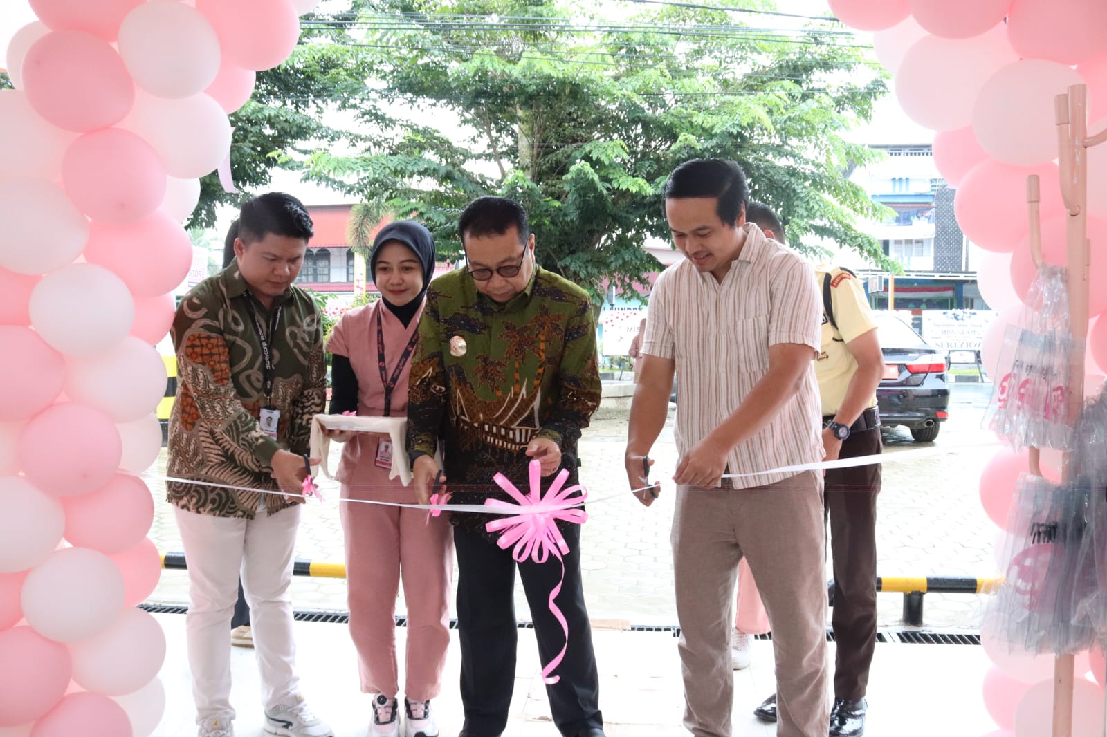 Ditandai Pemotongan Pita, Pj Wali Kota Payakumbuh Resmikan Toko Kosmetik Ternama di Indonesia