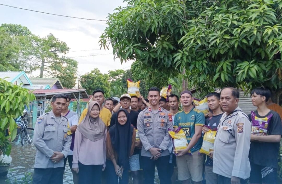 Peduli Sesama, Kapolsek Kertapati Tinjau Lokasi Banjir Dan Berikan Bantuan Di Kelurahan Karya Jaya