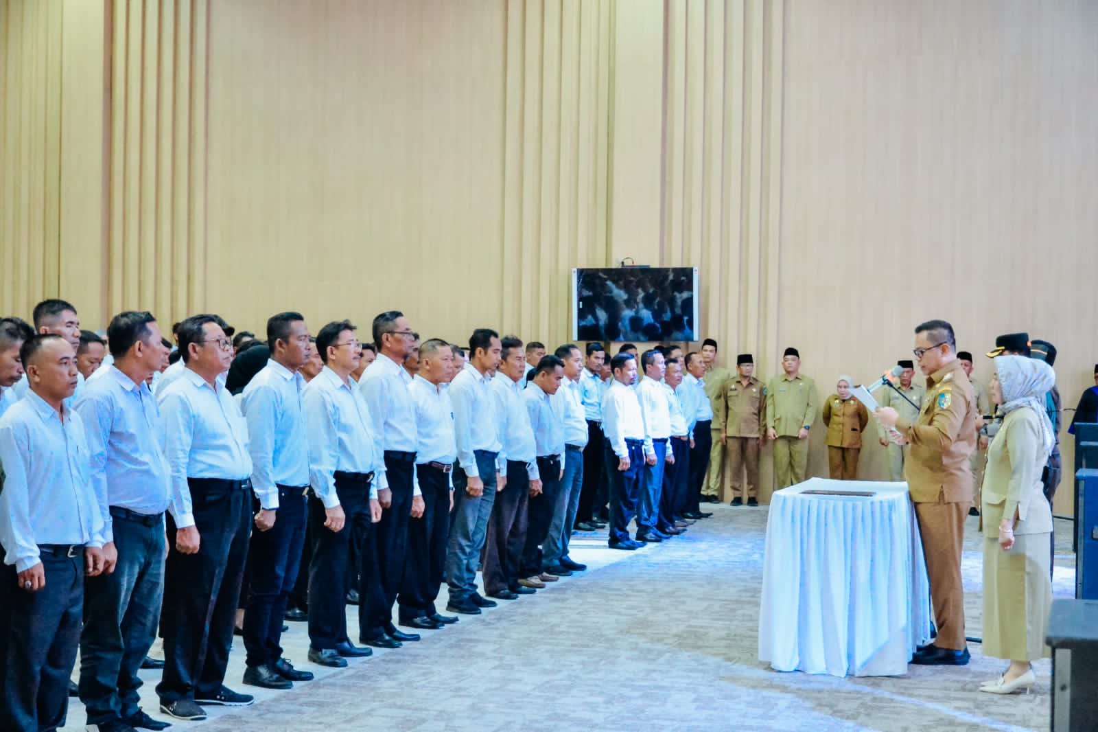 Pj. Nizhamul Lantik 303 Anggota BPD, Minta BPD Harus Aspiratif, Kreatif, Inovatif dan Cepat Tanggap