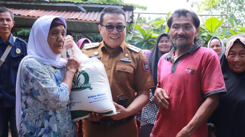 Pj Wali Kota Payakumbuh Serahkan Bantuan Pangan Beras