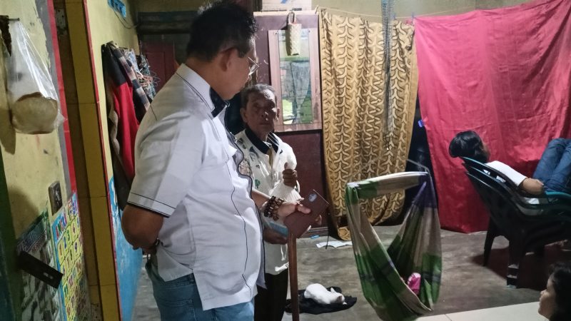 Meski Turun Hujan, Wong Chun Sen Tetap Semangat Membagikan Susu dan Vitamin Bagi Bayi Stunting