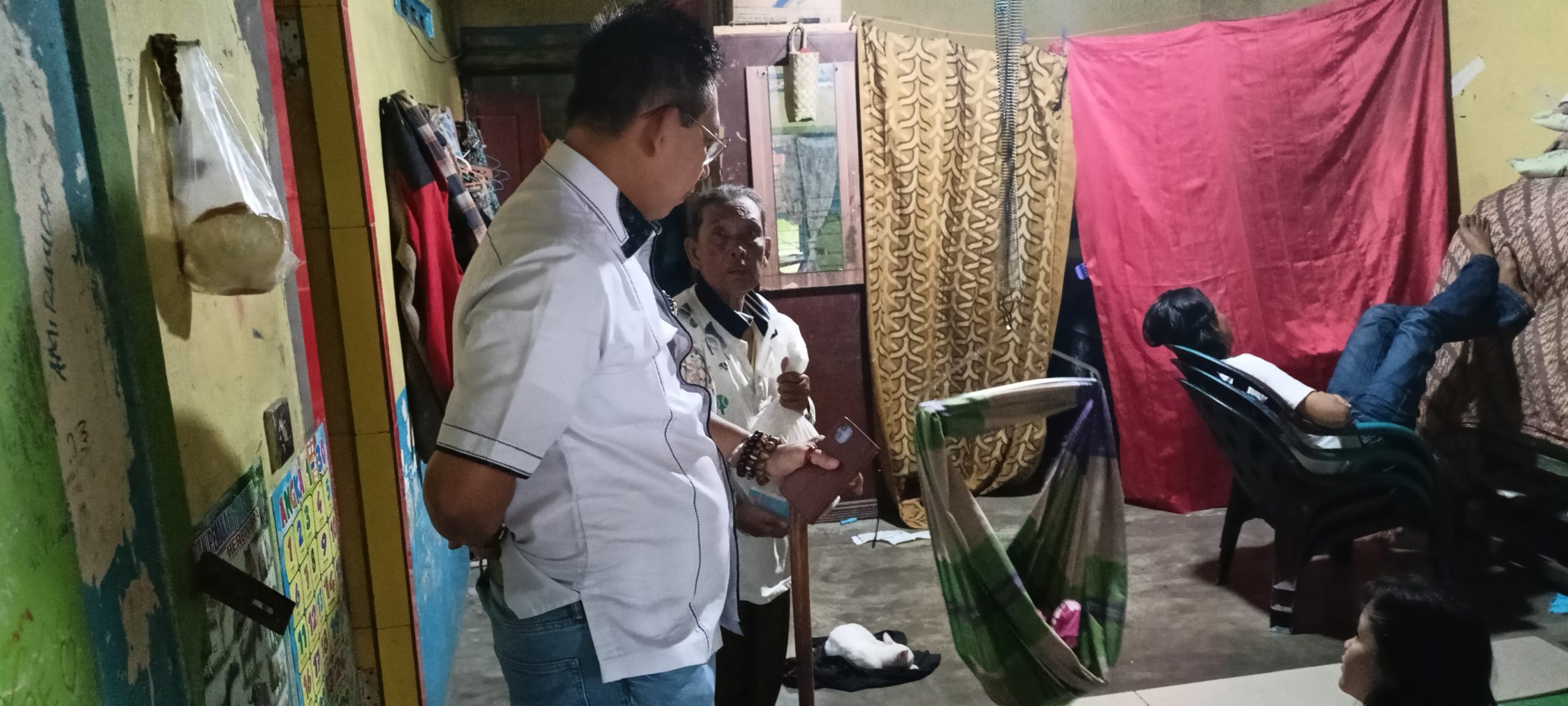 Meski Turun Hujan, Wong Chun Sen Tetap Semangat Membagikan Susu dan Vitamin Bagi Bayi Stunting