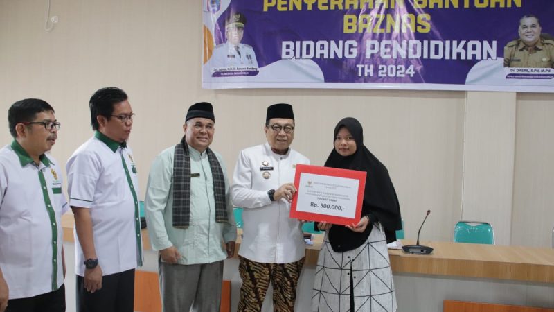 Pj Wali Kota Payakumbuh Serahkan Bantuan Beasiswa Pendidikan dari Baznas