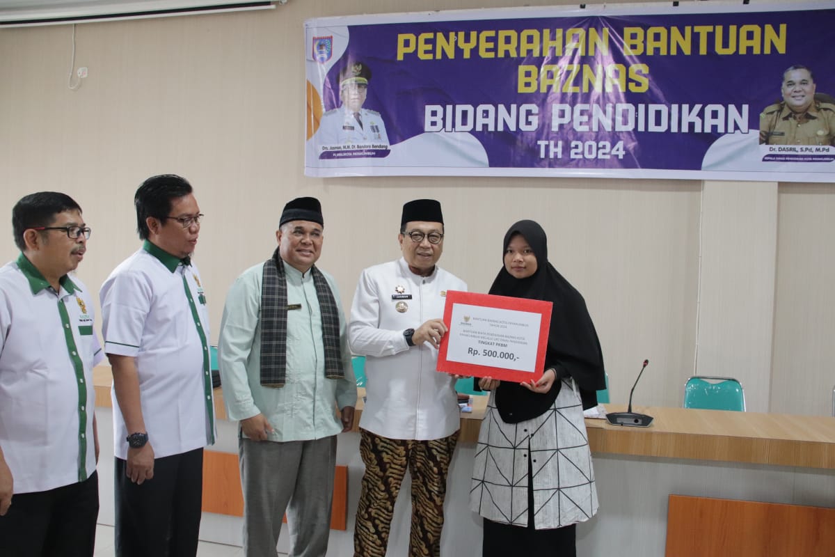 Pj Wali Kota Payakumbuh Serahkan Bantuan Beasiswa Pendidikan dari Baznas