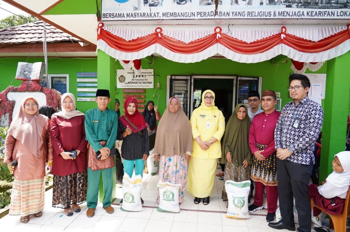 Pemkot Pangkalpinang Salurkan Beras Cadangan Pangan Pemerintah Tahap II Di Kantor Kelurahan Tuatunu Indah