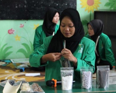 Berikan Edukasi Positif, Mahasiswa Unira Malang Ajak Warga Olah Limbah Pelepah Pisang