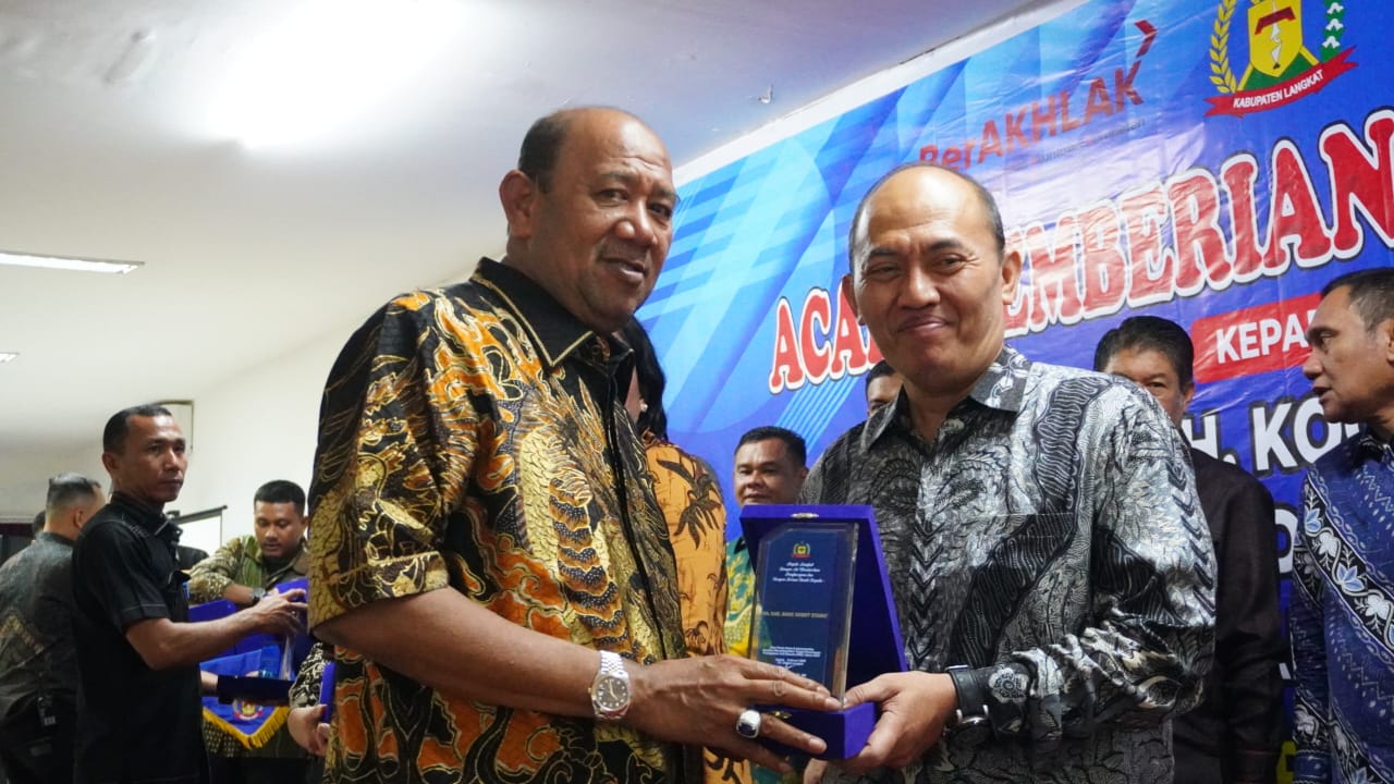 PAD Kabupaten Langkat 2023 over target, Syah Afandin berikan penghargaan