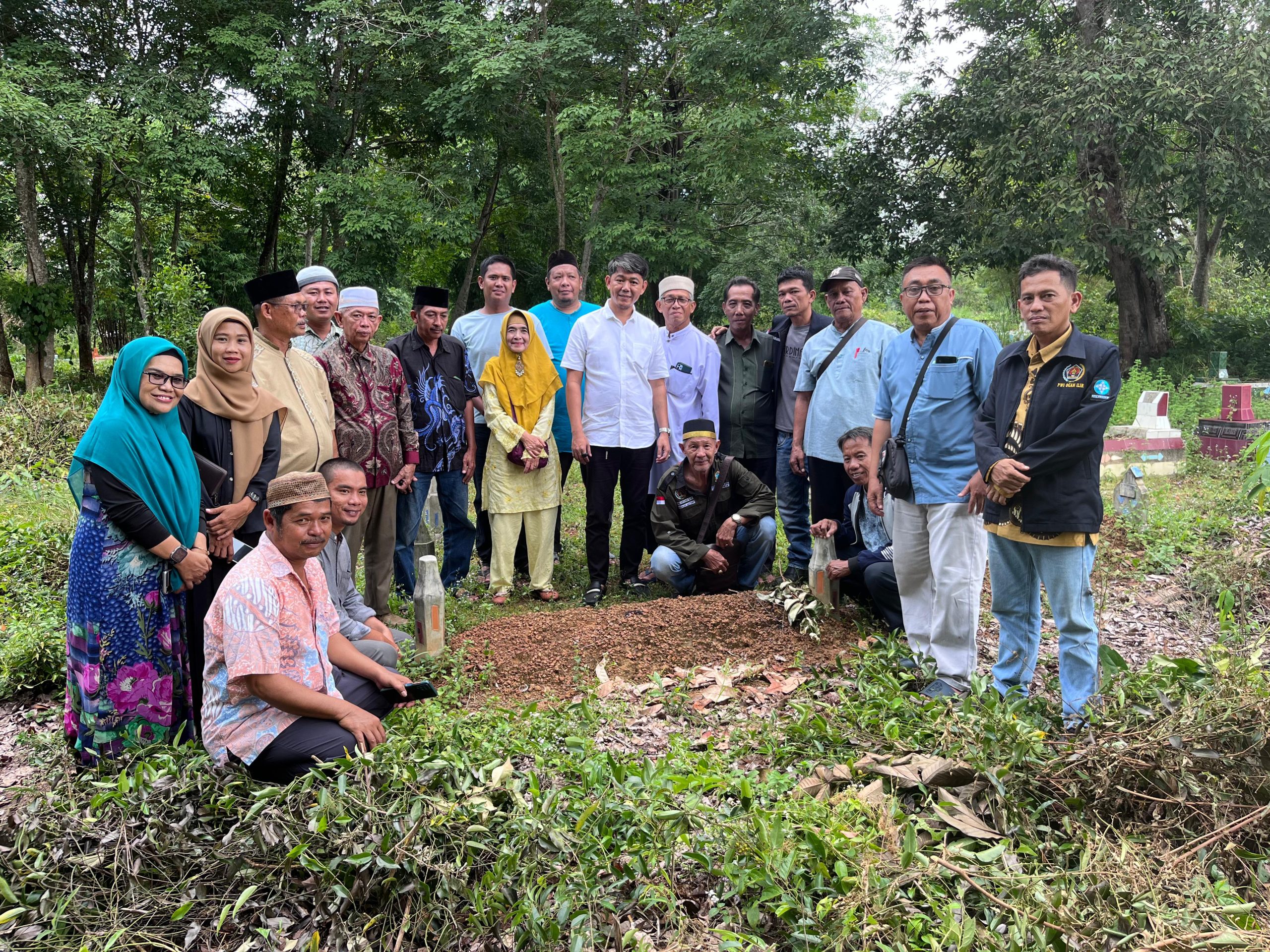 Peringatan HPN Ke- 78 Tahun 2024, PWI Ogan Ilir Gelar Yaasiin Bersama Dan Ziarah Kubur Ke Makam Anggota PWI
