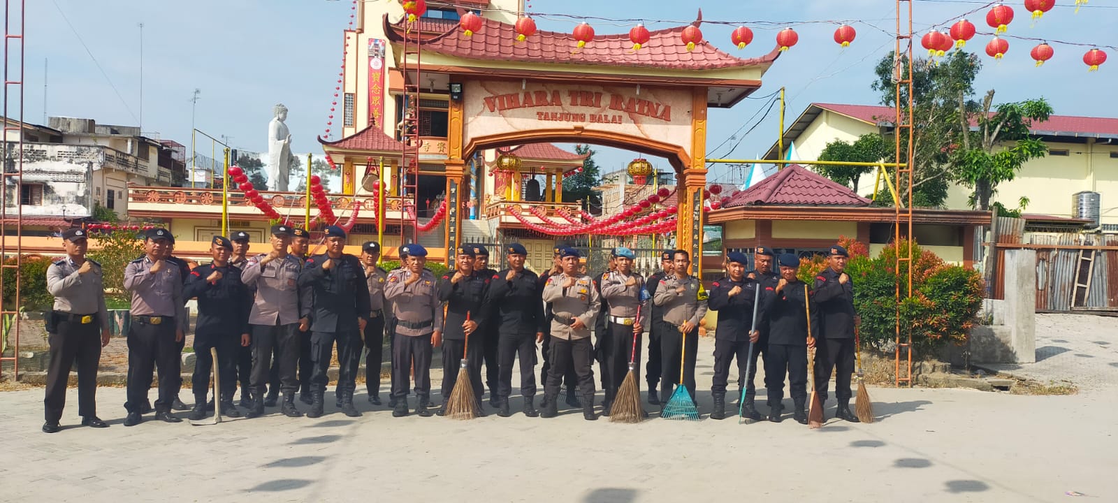 Sambut Tahun Baru Imlek, Polres Tanjung Balai Bakti sosial Bersih Bersih Rumah Ibadah