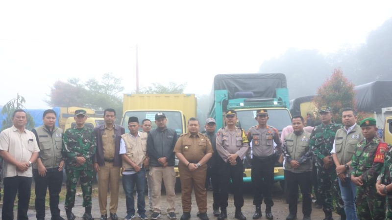 Bupati Tapsel lepas truck pengangkut logistik Pemilu 2024 dari halaman KPU