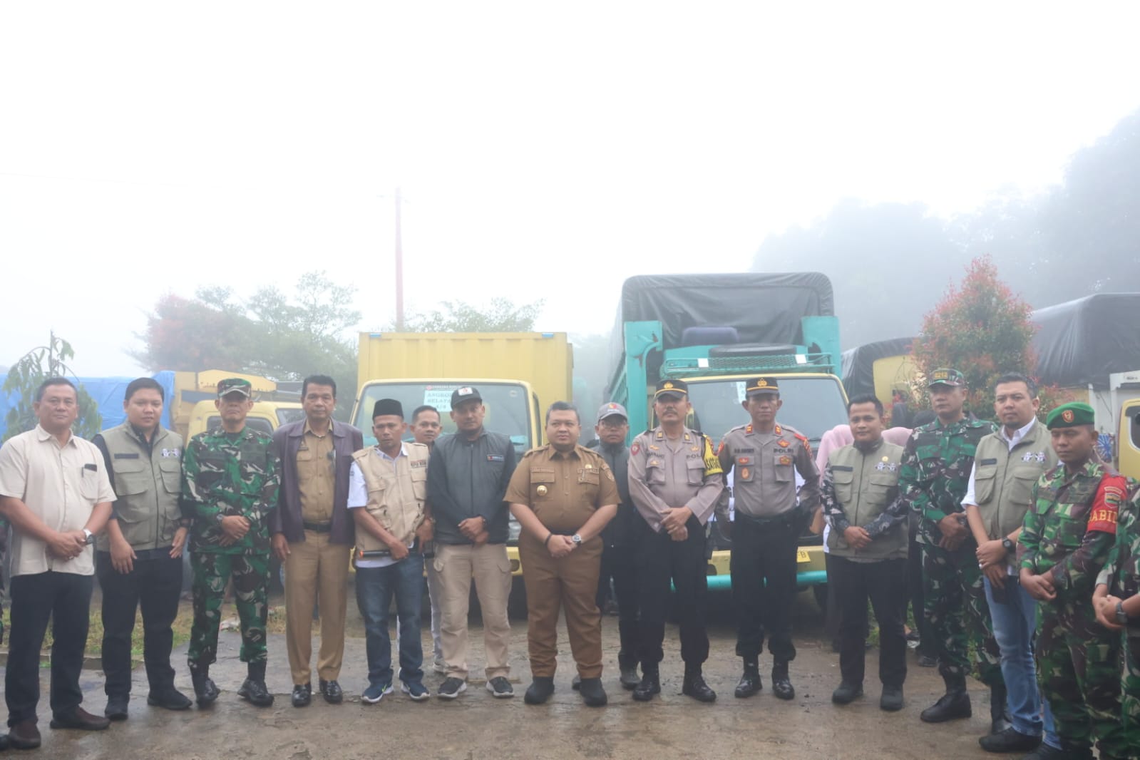 Bupati Tapsel lepas truck pengangkut logistik Pemilu 2024 dari halaman KPU