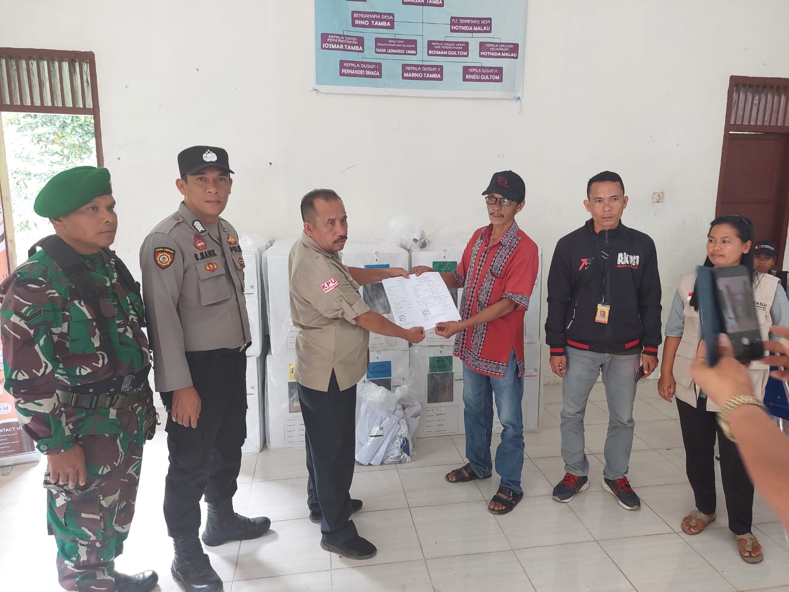 Logistik Pemilu 2024 Dikawal hingga ke PPS oleh Polres Samosir Melalui Danau dan Perbukitan