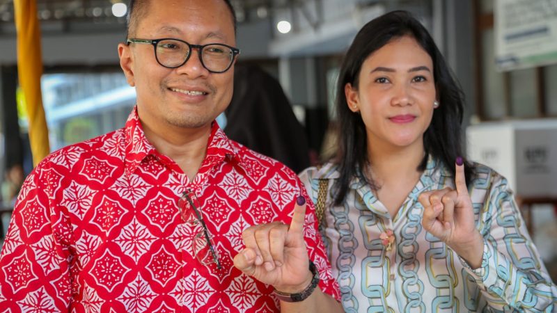 Ketua TPD Sumut Kompak Salurkan Hak Suara Bersama Istri Tercinta