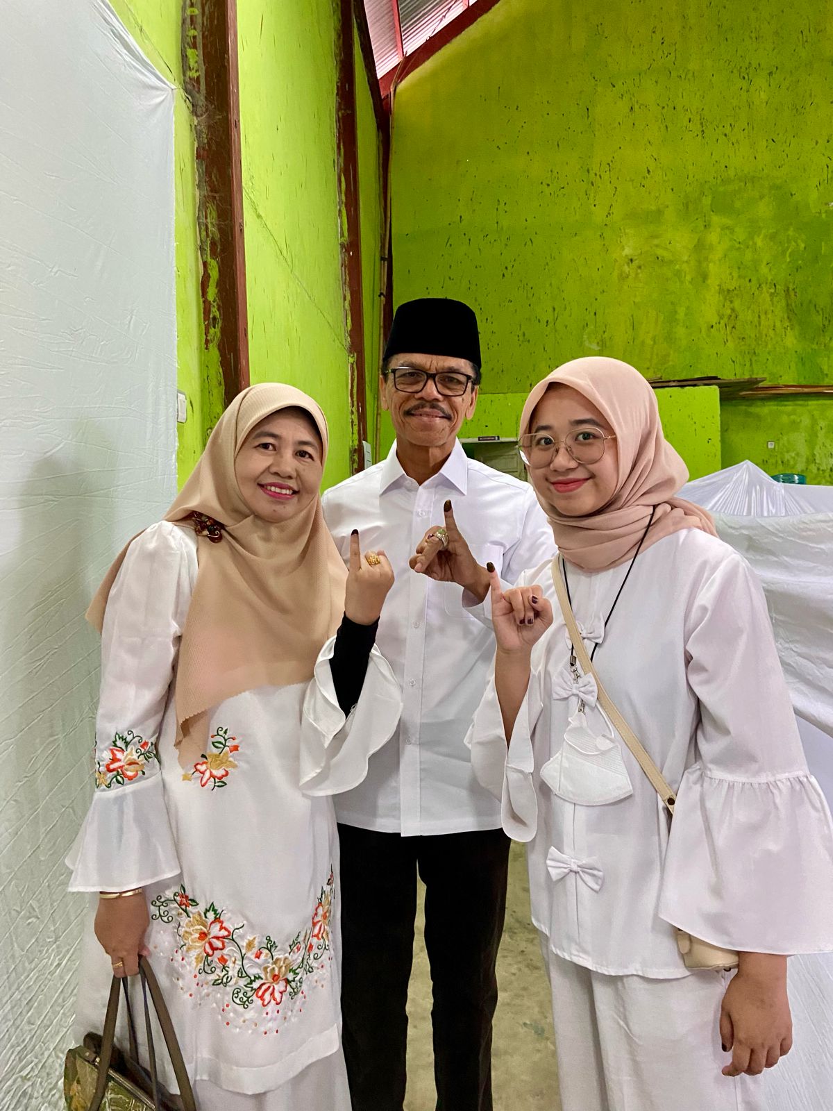 Nyoblos di TPS 08 Baruah Gunuang, Bupati Safaruddin: Selamat Menikmati Pesta Demokrasi