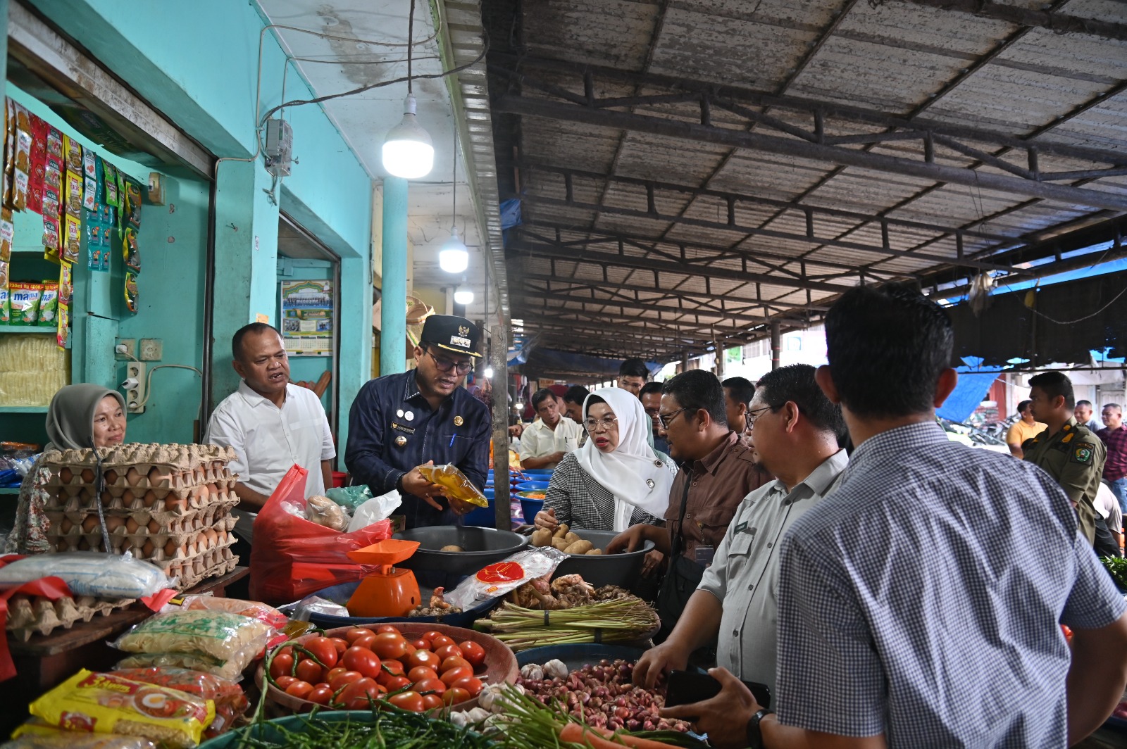 Pj. Walikota Letnan Pantau Harga Kebutuhan Pokok Di Pasar