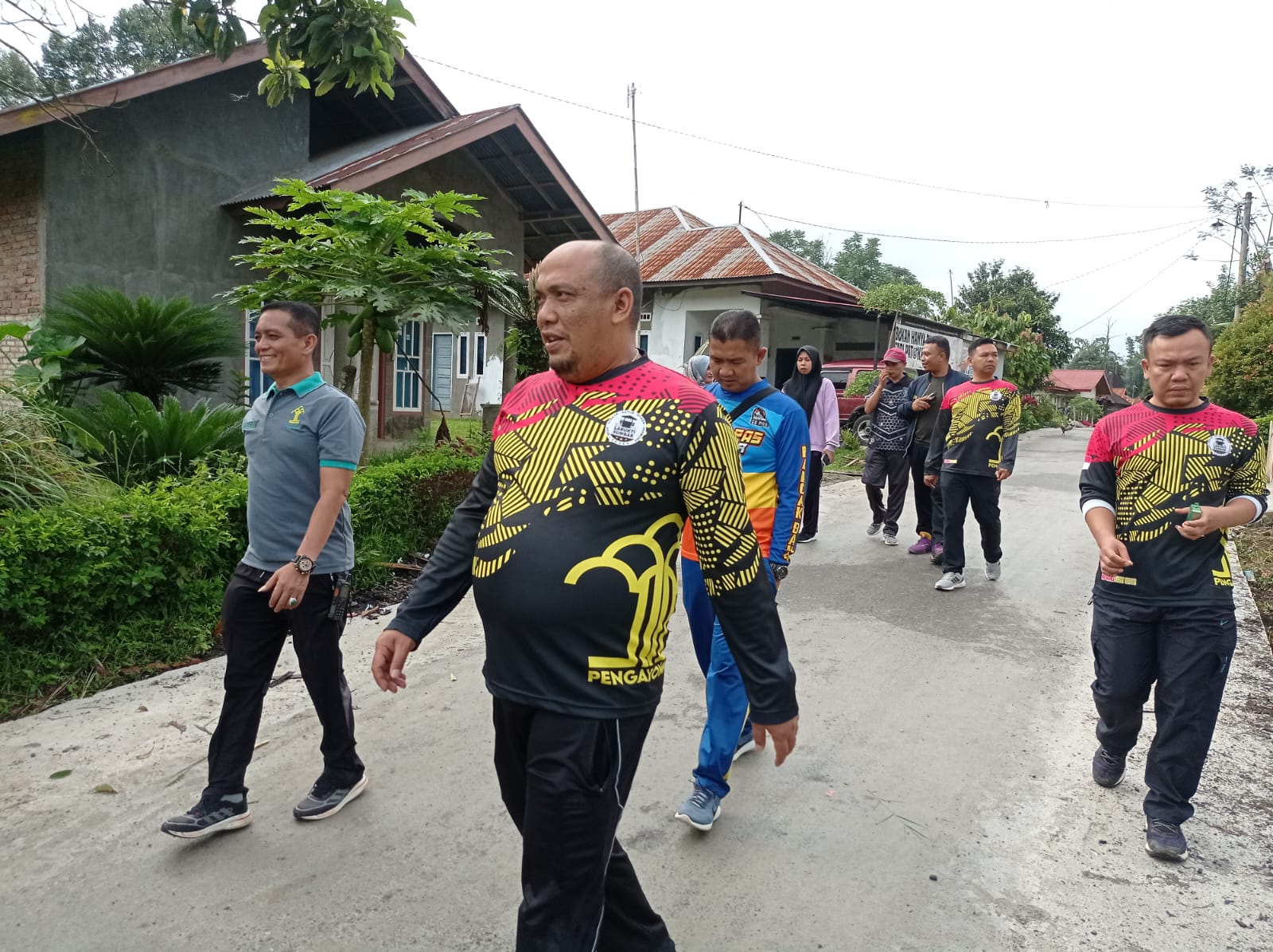 Meningkatkan Kesehatan dan Kebersamaan, Lapas Bukittinggi Gelar Jalan Santai Bersama